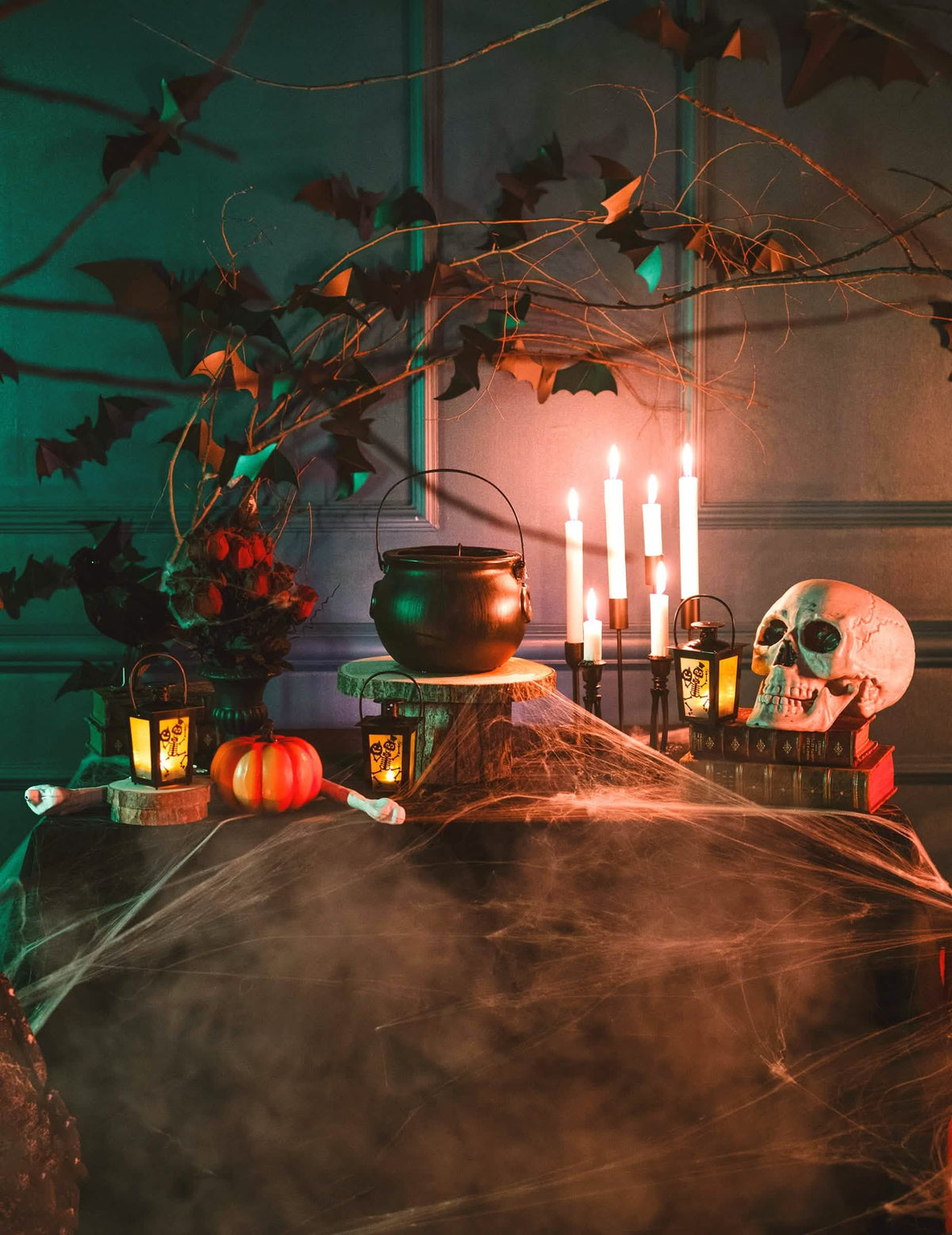 dekoracija mize svetleče laterne Okostnjak za halloween