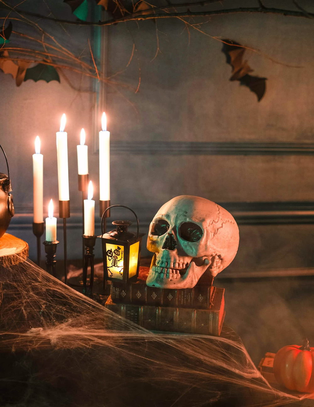 Prikaz z lobanjo svetleče laterne Okostnjak za halloween