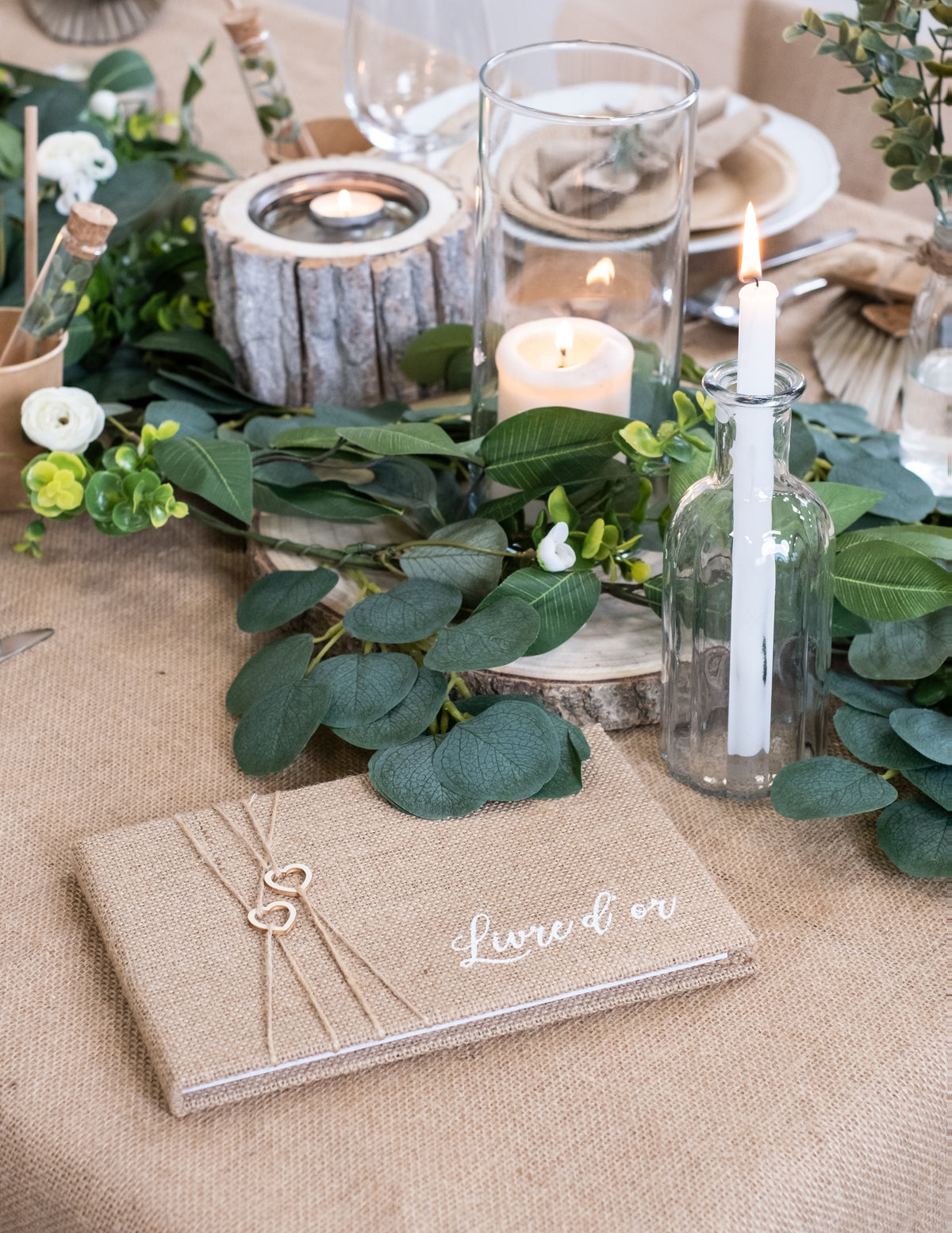 Mise en situation sur table champêtre du livre d'or mariage nature