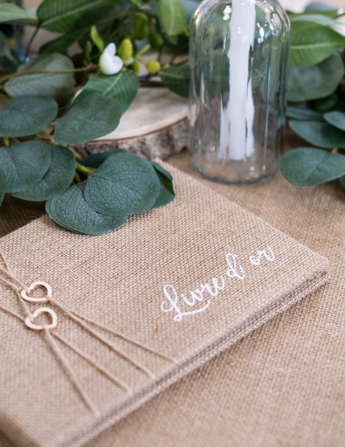 Détail de la couverture en jute et de l'inscription du livre d'or mariage nature
