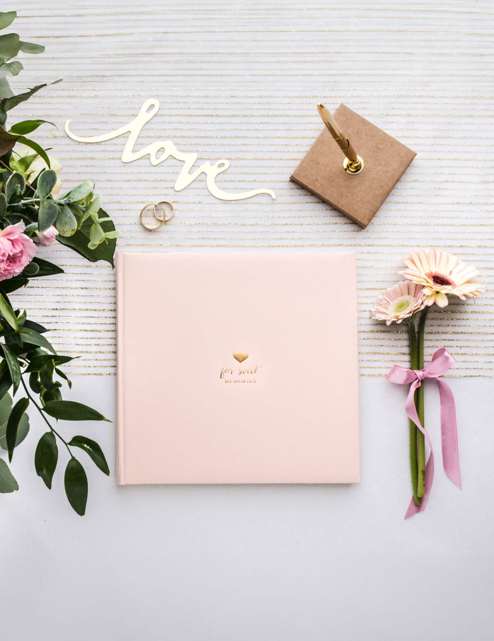 Mise en situation avec fleurs et accessoires du livre d'or mariage romantique