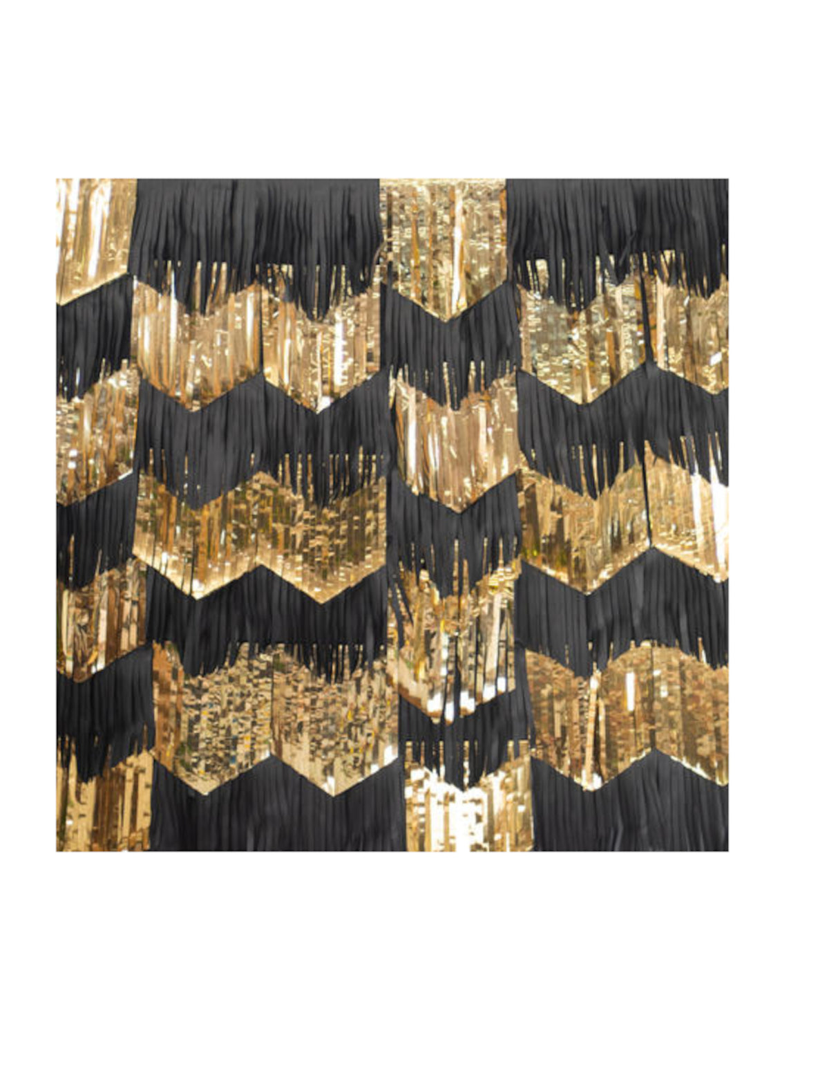 Détail du motif à chevrons du lot de 7 guirlandes tassels de fête pour décoration noires et or