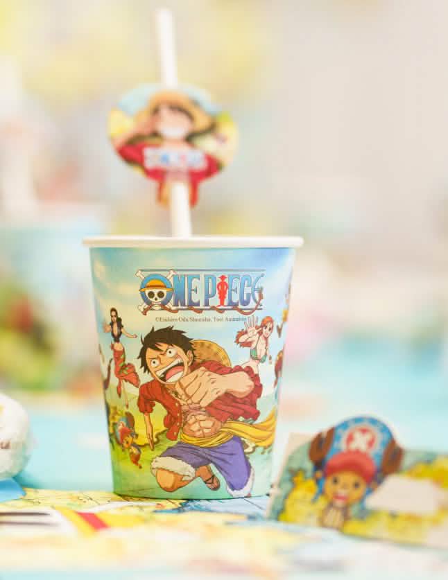 Gros plan sur l'illustration des gobelets en carton One Piece