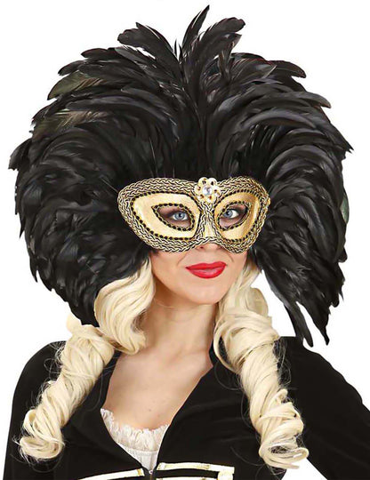 Odrasel zlati volk s črnim perjem