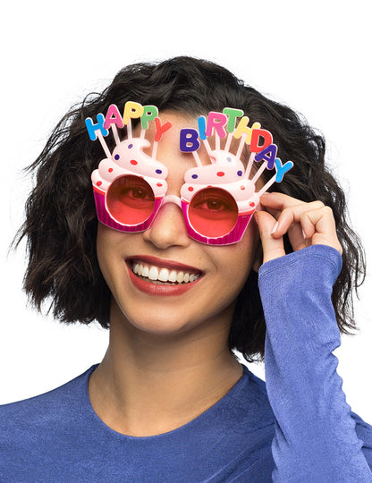 Mise en situation de face des lunettes Happy Birthday cupcake pour adulte