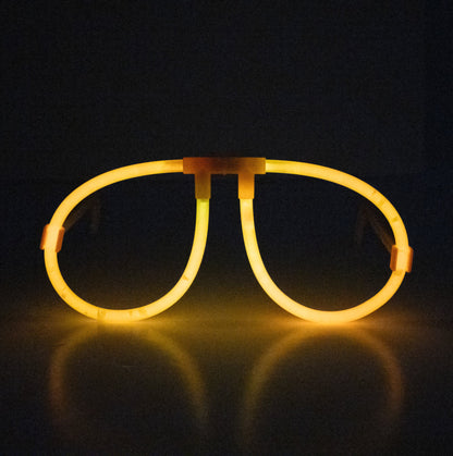 Vue de face illuminée orange des lunettes phosphorescentes fluo