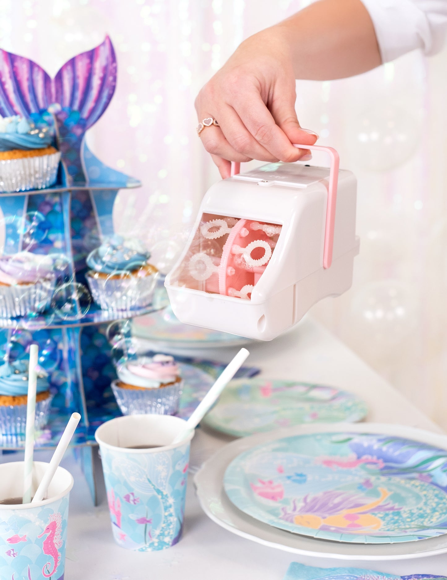 Mise en situation tenue par une main de la machine à bulles pour mariage