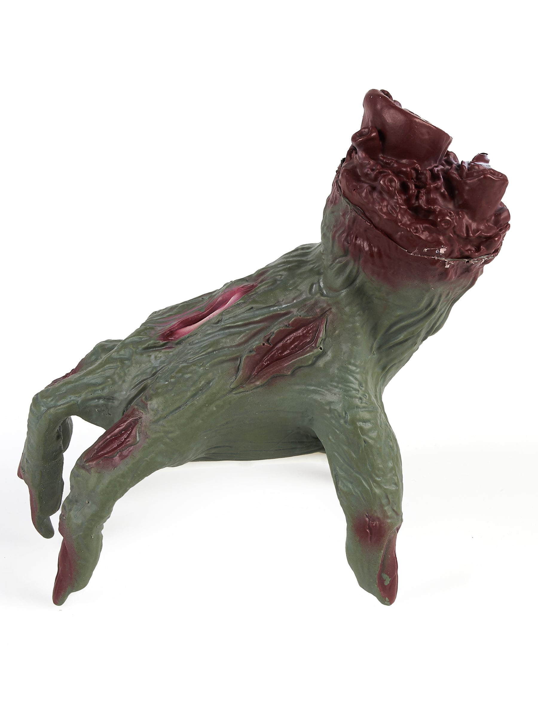 Détail du moignon ensanglanté de la main de zombie