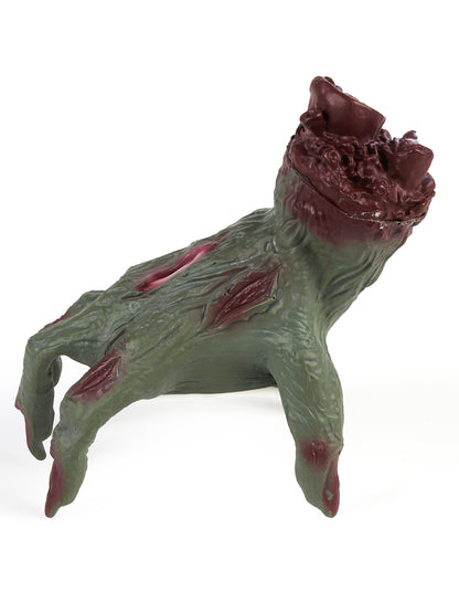 Détail du moignon ensanglanté de la main de zombie