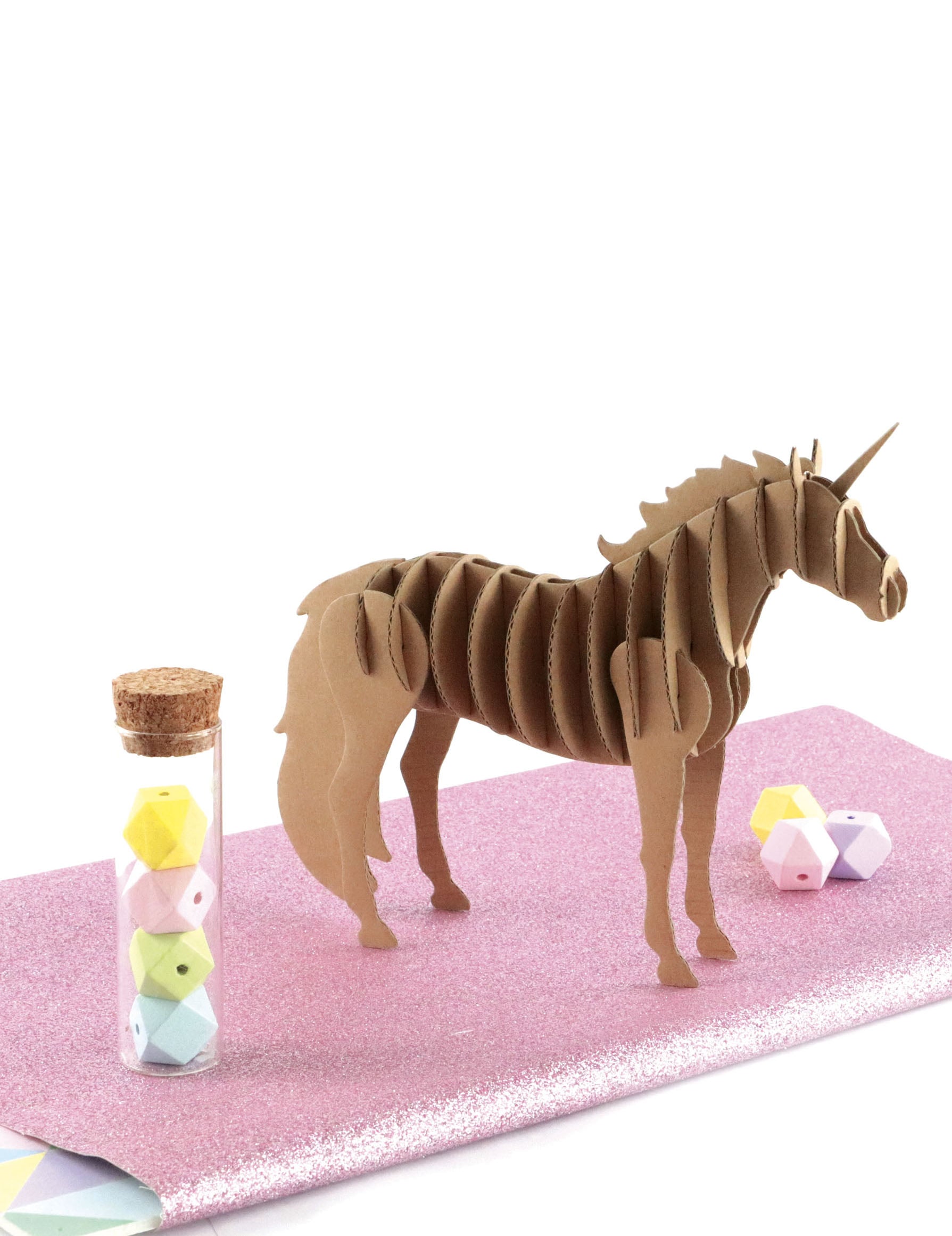 Vue de profil de la maquette licorne en carton à monter soi-même