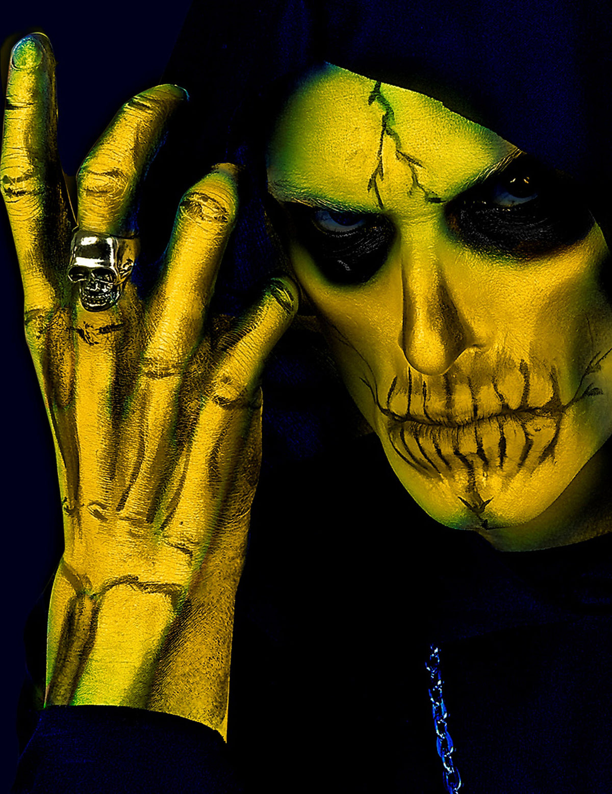 Gros plan sur le rendu squelettique du maquillage néon pour visage et corps jaune fluo