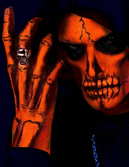 Détail du rendu squelette et tête de mort du maquillage néon pour adulte orange fluo