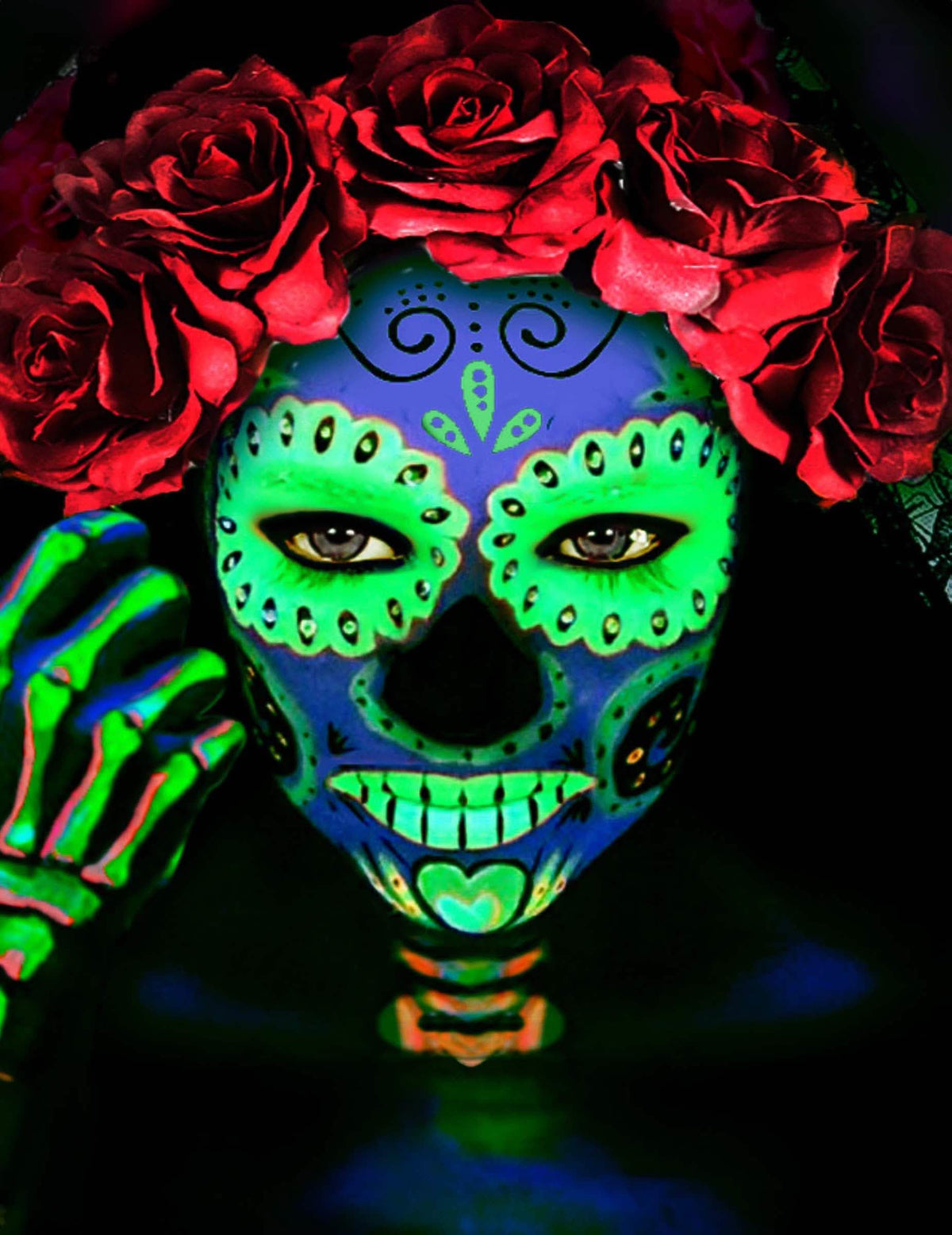 Gros plan sur le rendu tête de mort mexicaine du maquillage néon pour adulte