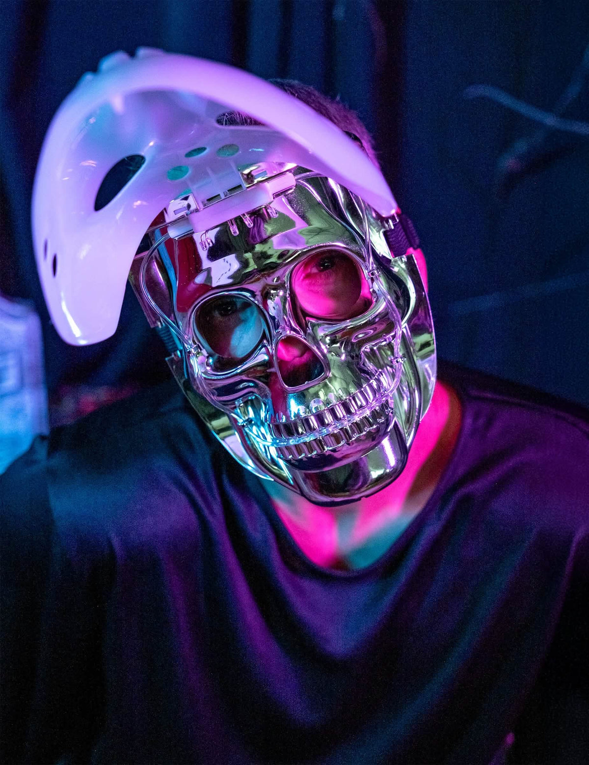 Velik bližnji posnetek kromirane lobanje svetleče 2 v 1 maske hokejista