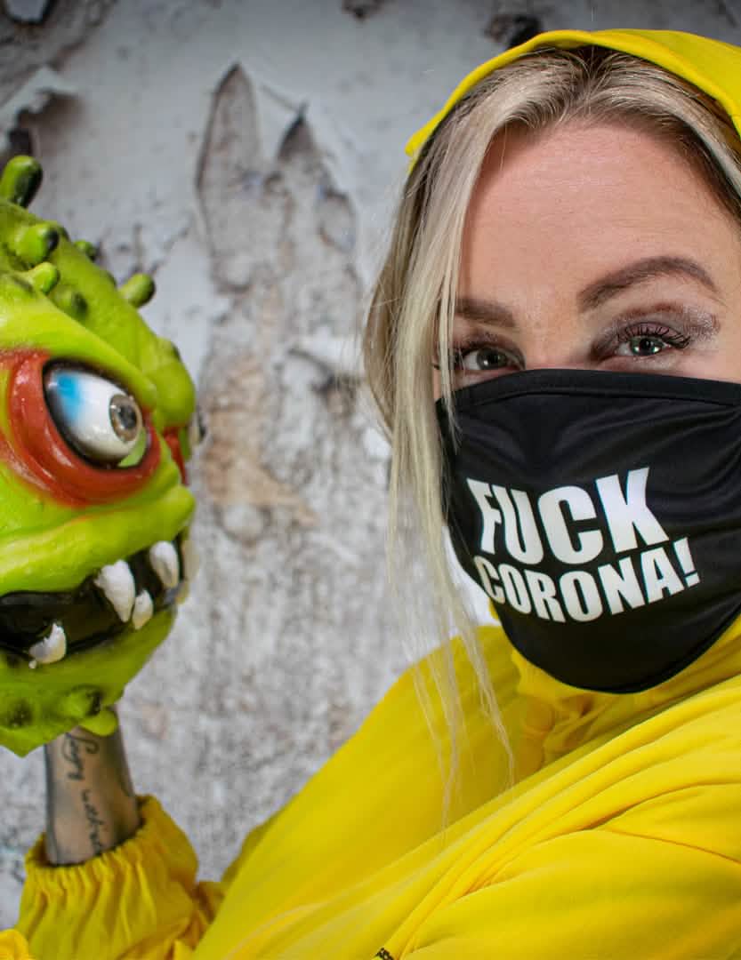 Prikaz maske s potiskom Fuck Corona, ki pokriva nos