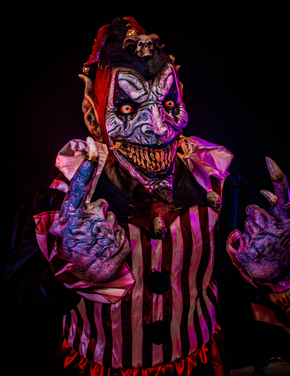 Détail des mains à griffes du masque d'arlequin malfaisant pour adulte