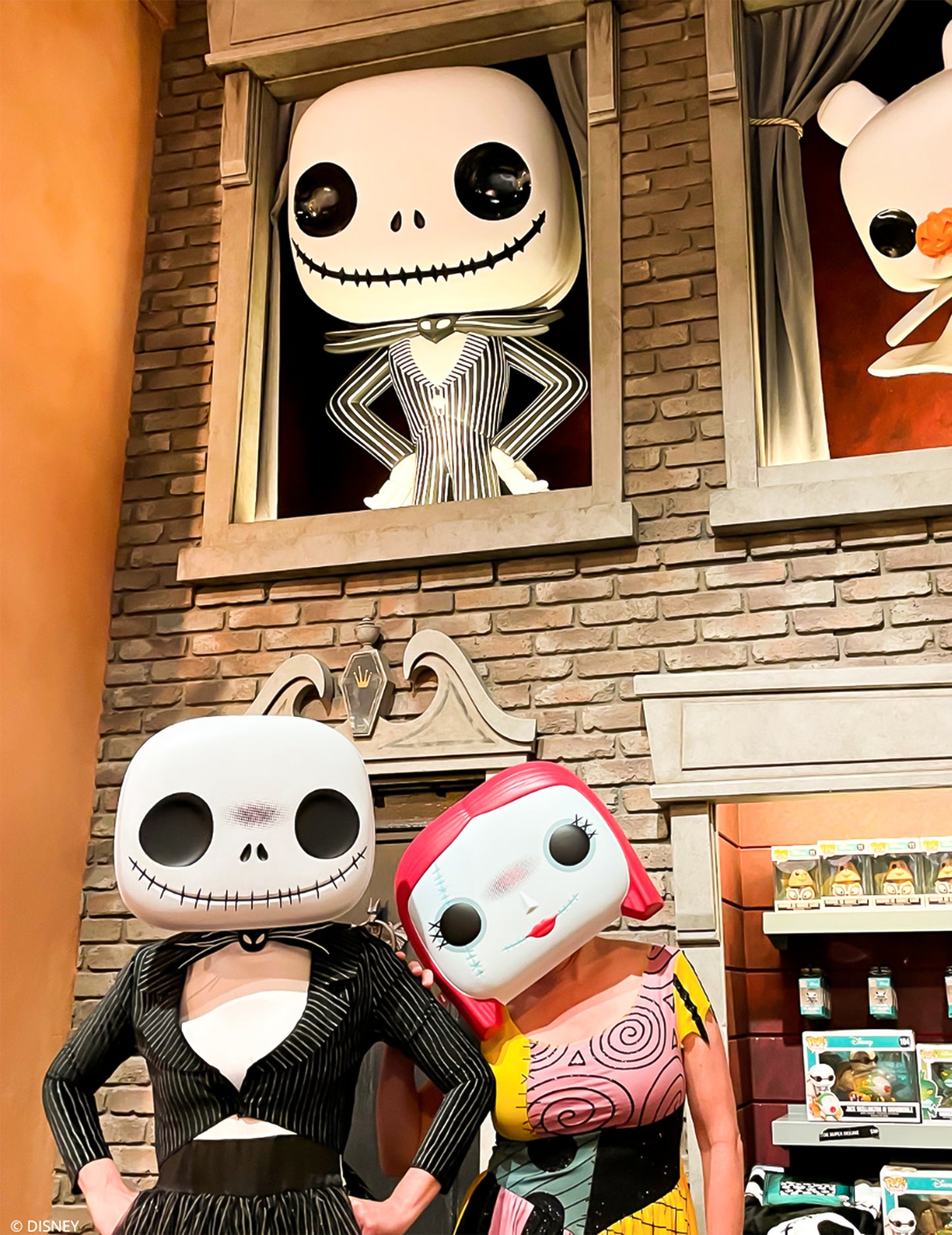 Mise en situation portée en duo du masque l'étrange Noël de Mr Jack Funko Pop™