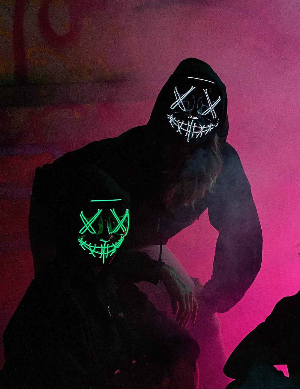 Mise en situation du masque led lumineux pour adulte fuchsia