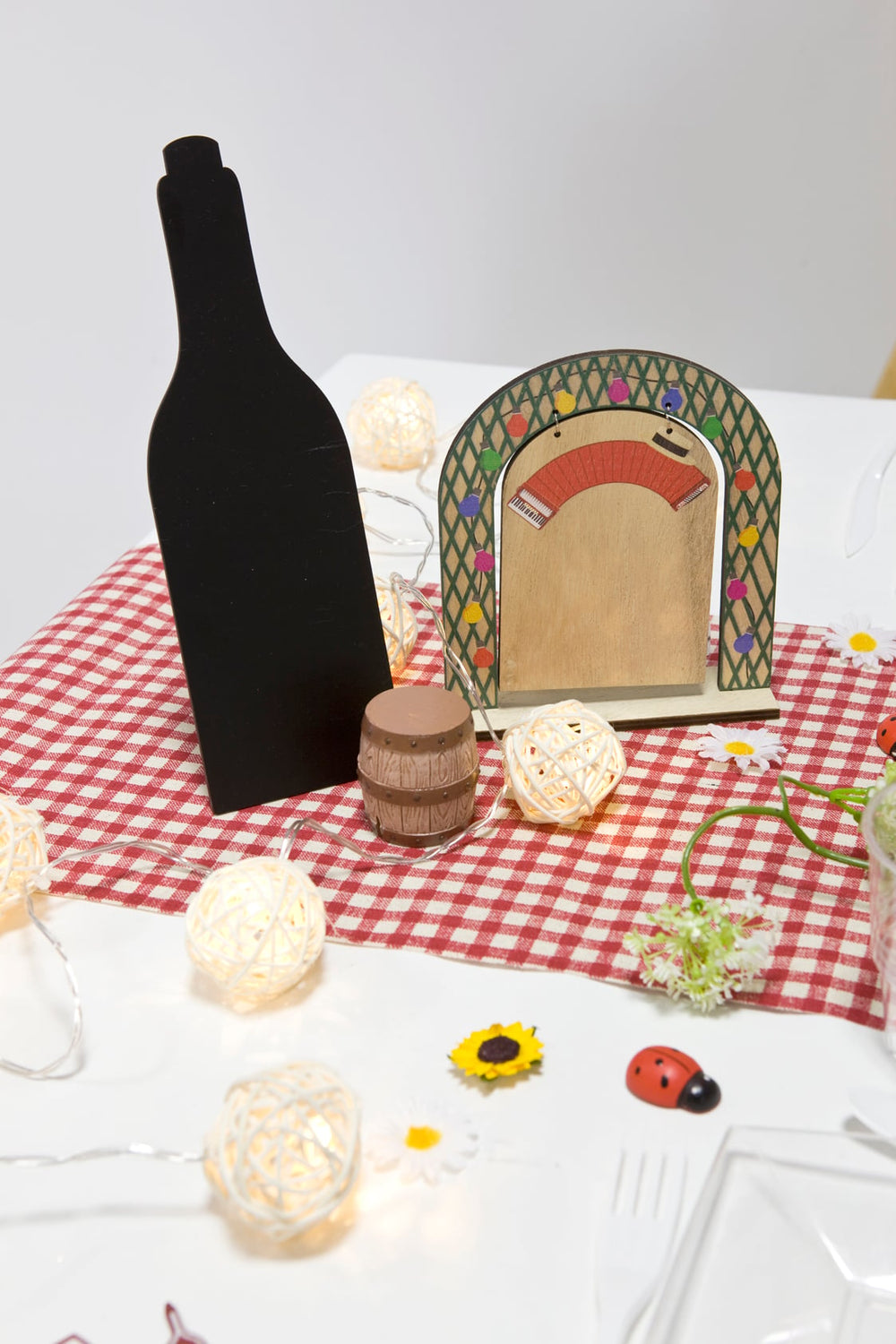 Mise en scène sur table du menu ardoise bouteille de vin pour décoration de table