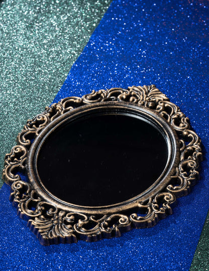 Vue en biais du miroir antique pour décoration noir et bronze