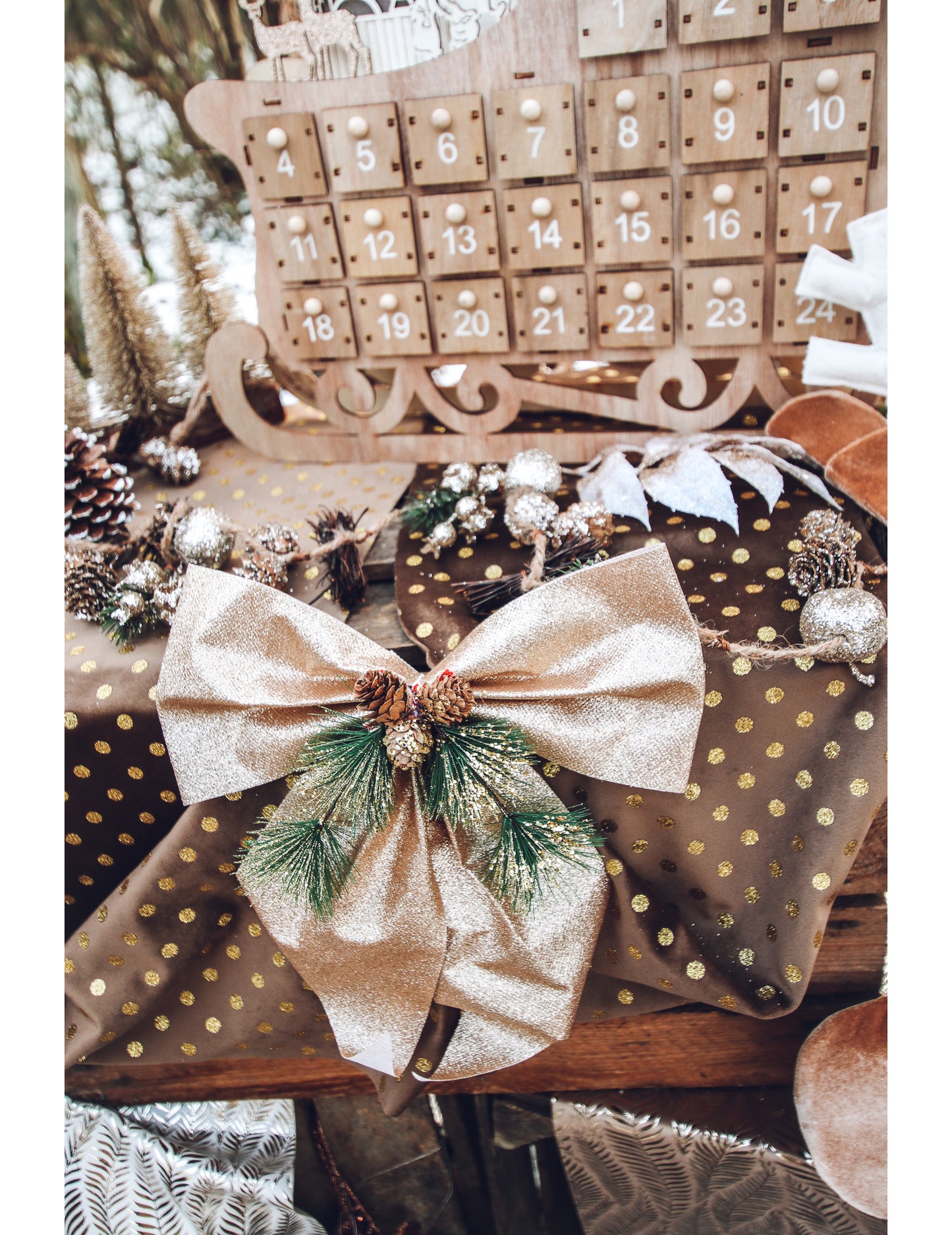 Bleščeča pentlja v šampanjec barvi z motivom smreke in storžev 24 x 28 cm 