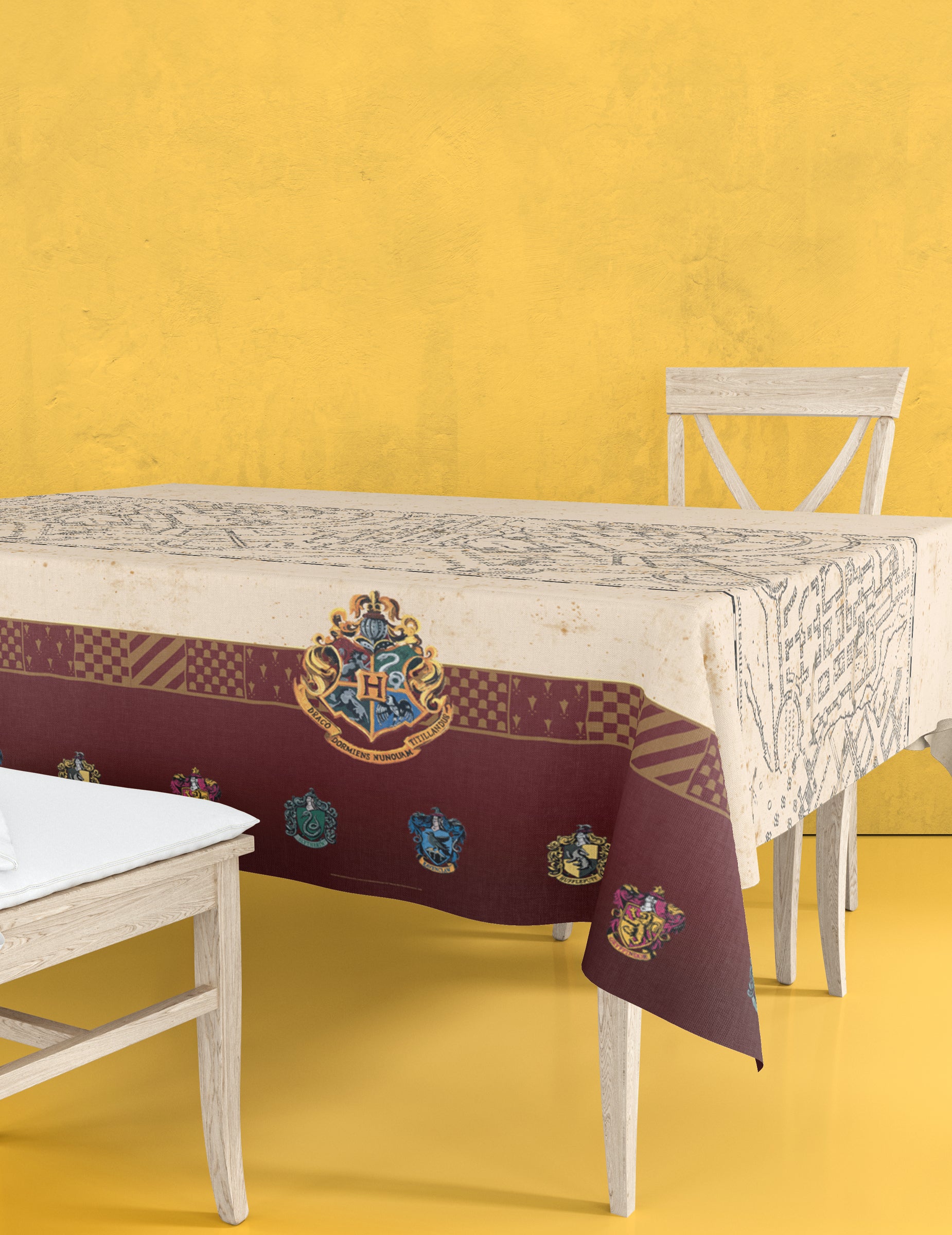 Mise en situation sur table de la nappe en papier Carte du Maraudeur Harry Potter