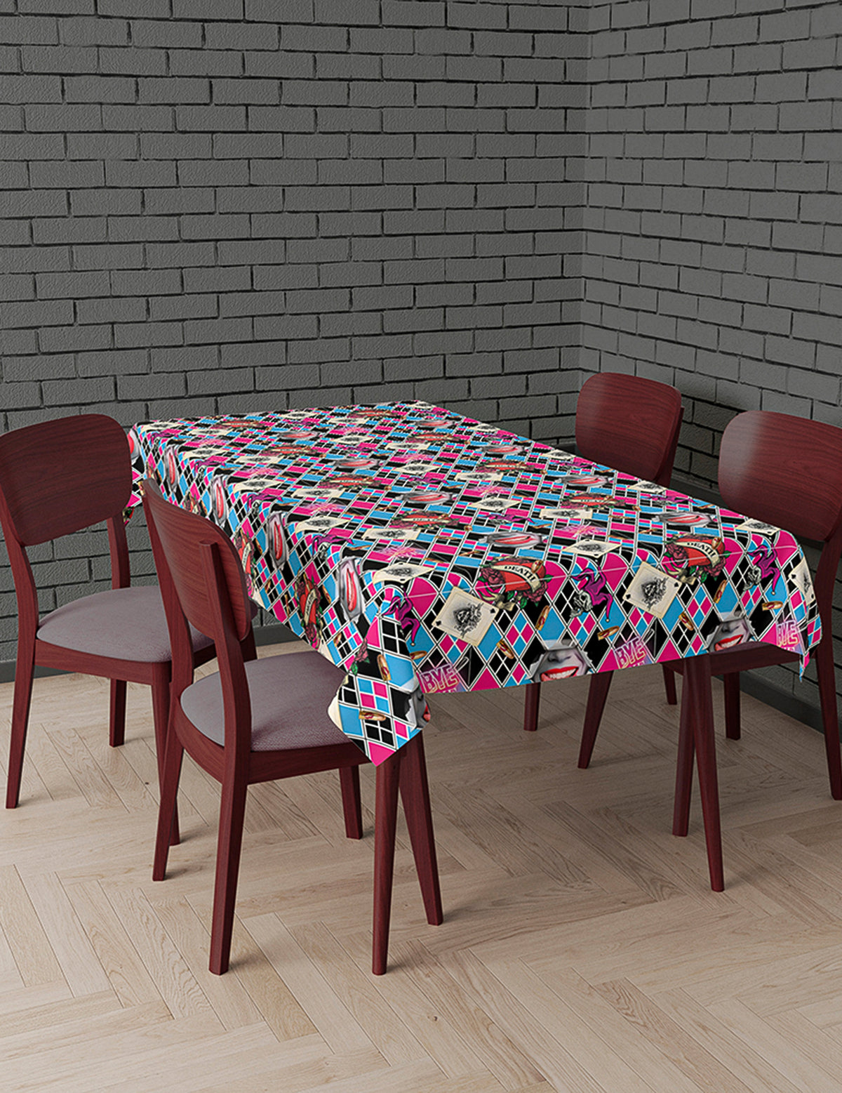 Mise en situation avec chaises de la nappe Dangerous Girl