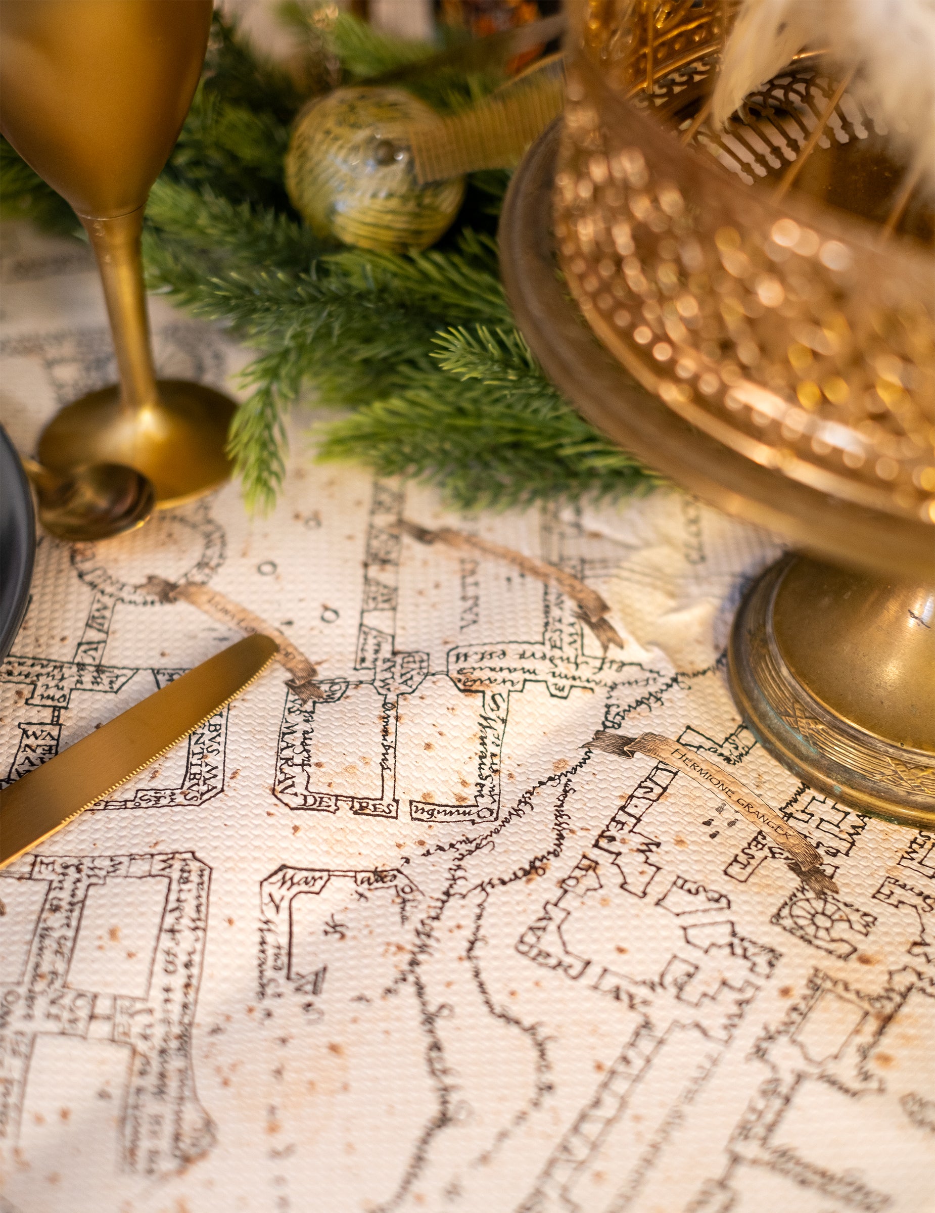 Mise en situation de la nappe en papier Carte du Maraudeur Harry Potter
