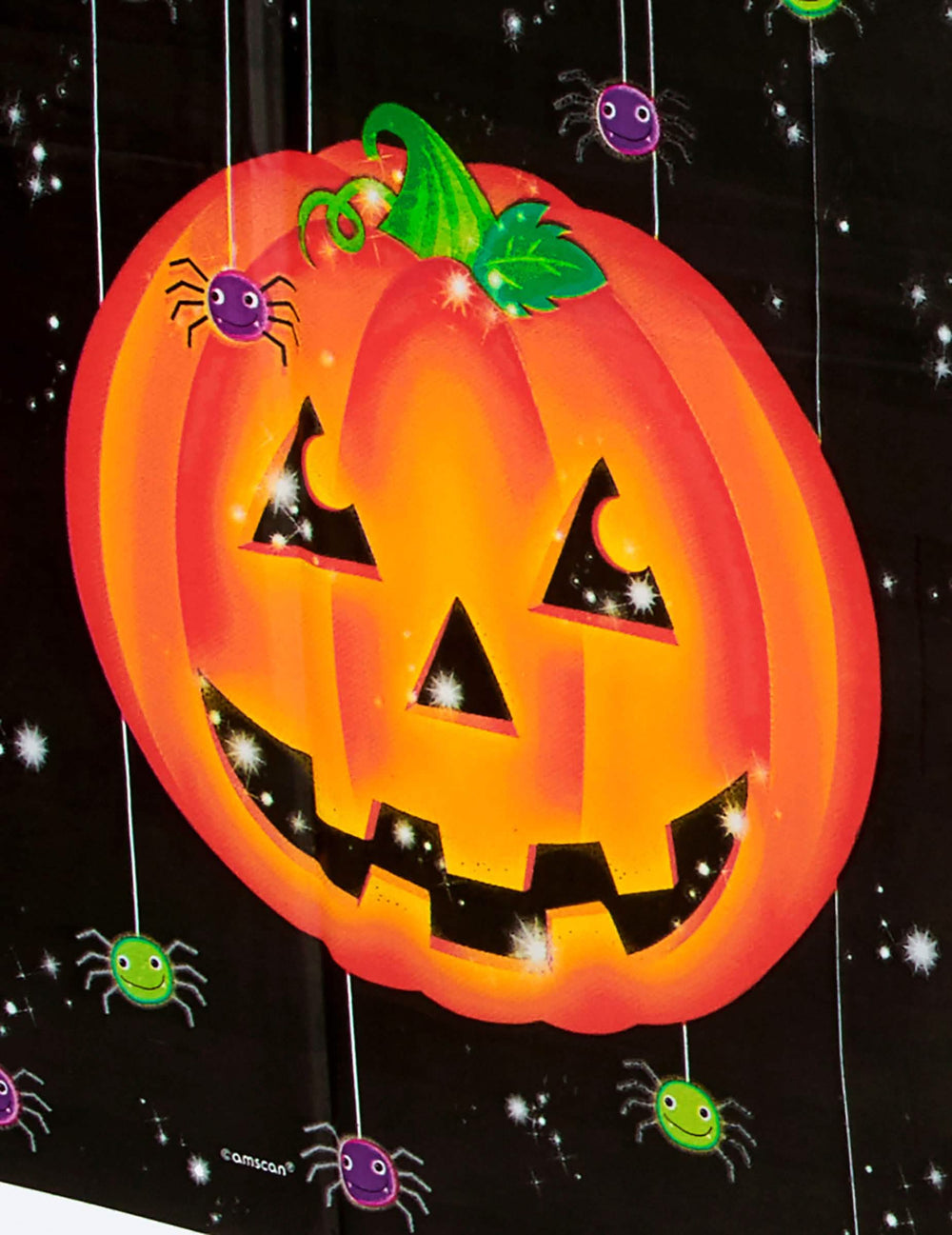 Velik plan na motiv buča in pajki na plastičnem prtu buča halloween