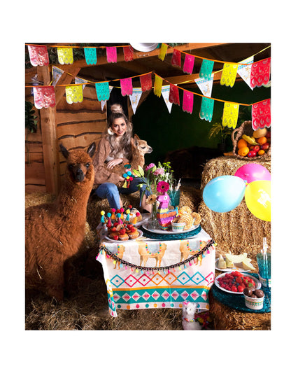 Mise en scène festive avec des alpagas de la nappe en plastique lama
