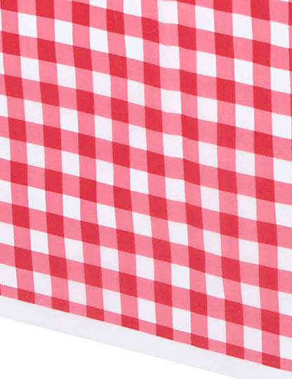 Pogled od blizu na karo vzorec plastičnega vichy prta za zabavo