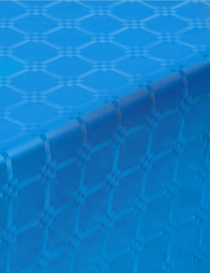 Gros plan sur le relief de la nappe en rouleau papier damassé bleu avec motifs de frises grecques