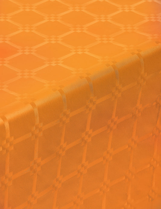Gros plan sur les motifs de la nappe en rouleau papier damassé orange épais