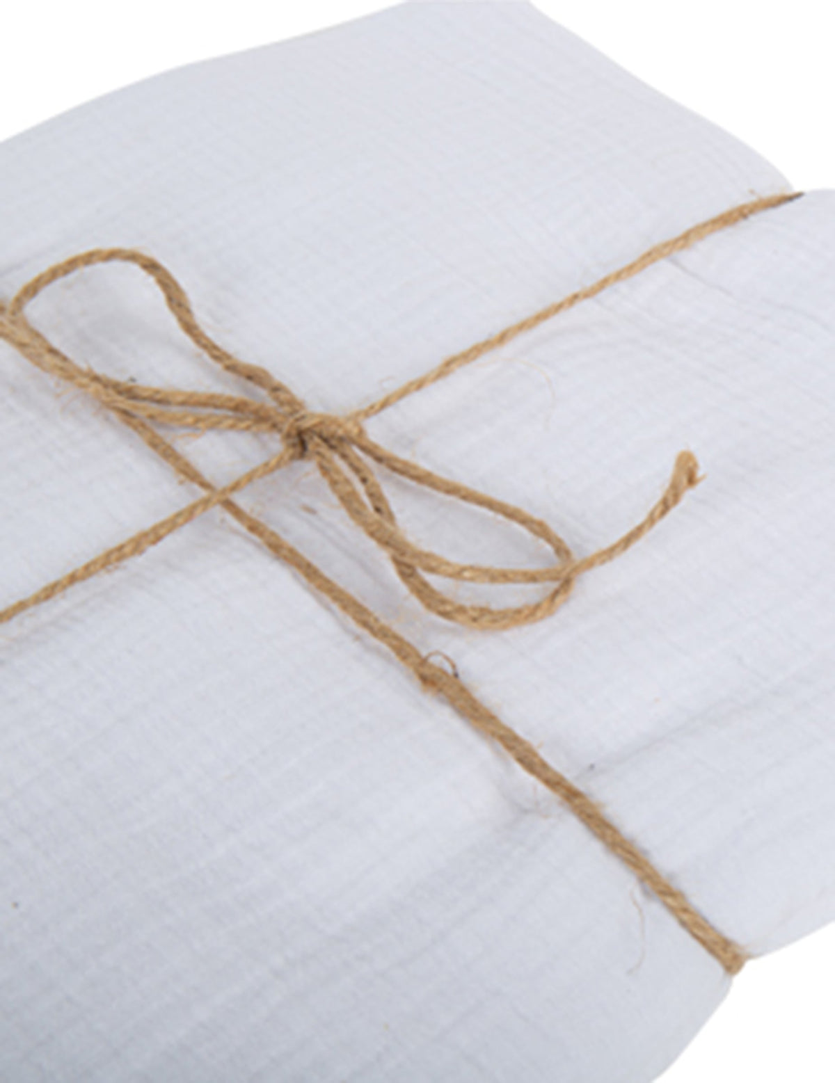 Détail du pliage avec ficelle de la nappe gaze de coton blanche chic et douce