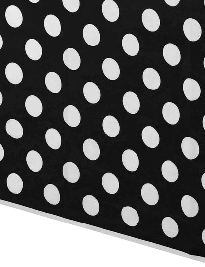 Črna plastična prt s belimi pikami, pravokotna 137 x 274 cm 