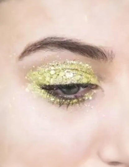 Détail du maquillage des yeux avec les paillettes biodégradables Parachute doré
