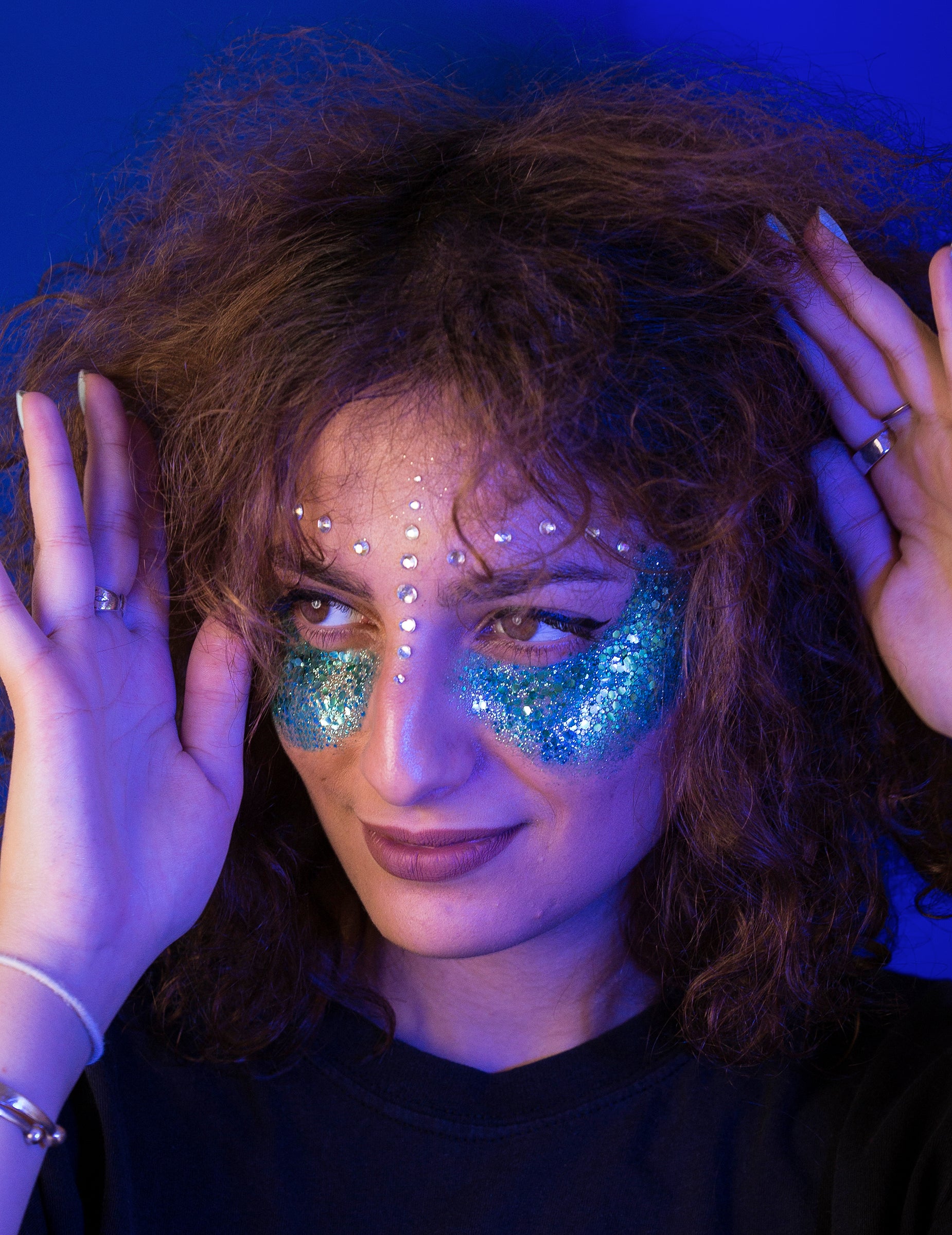 Maquillage artistique turquoise réalisé avec les paillettes biodégradables Polysirene