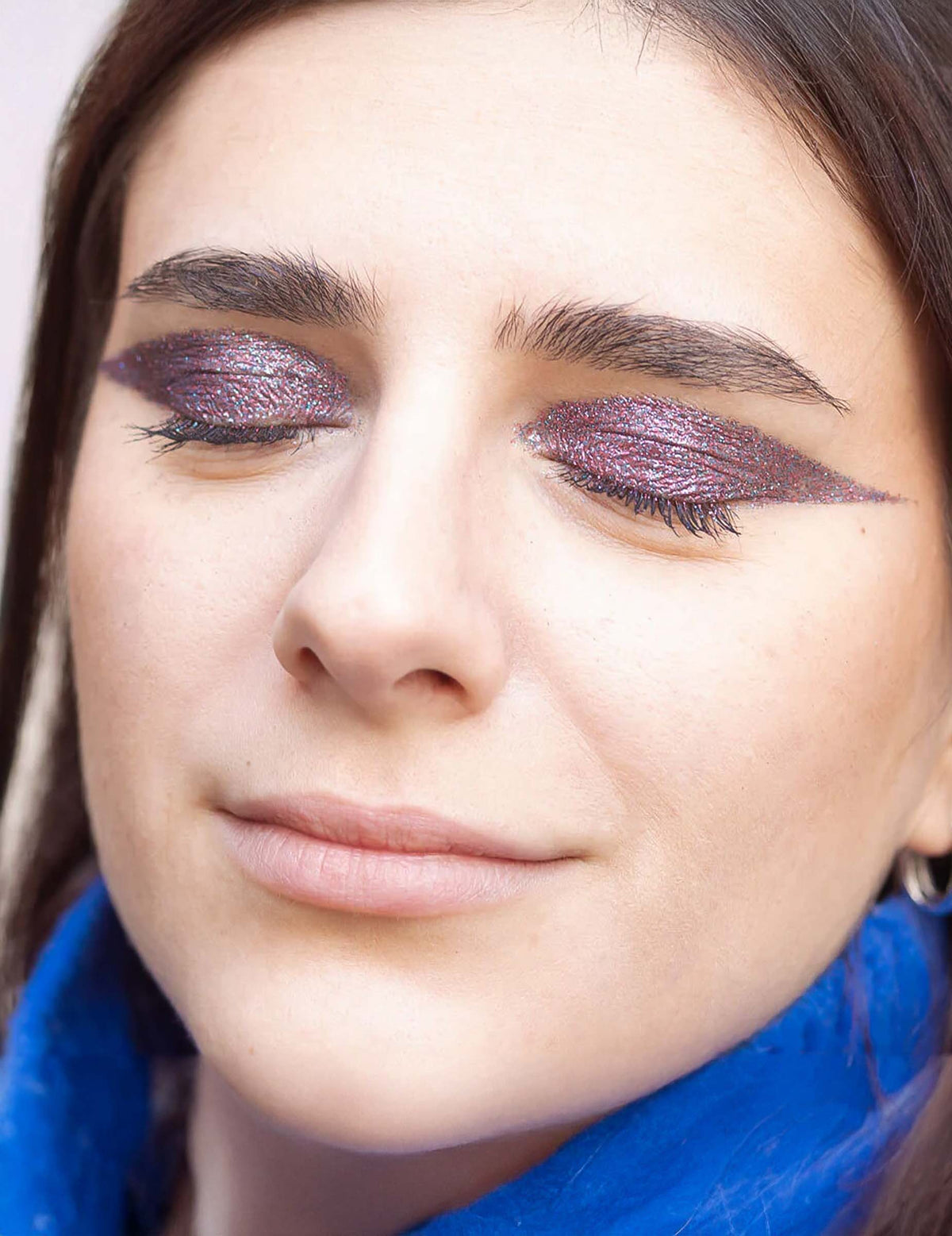 Détail du maquillage des yeux des paillettes biodégradables Supernova