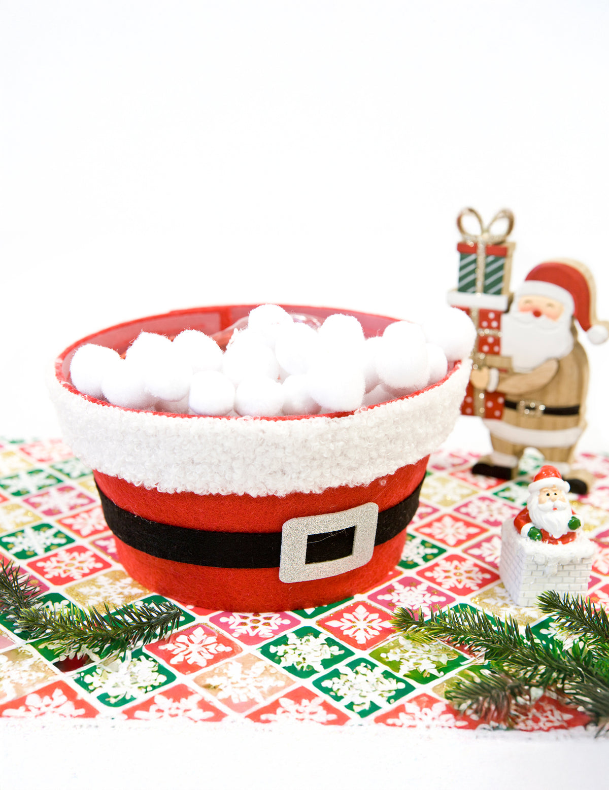 Mise en situation du panier de Noël en feutrine Père Noël