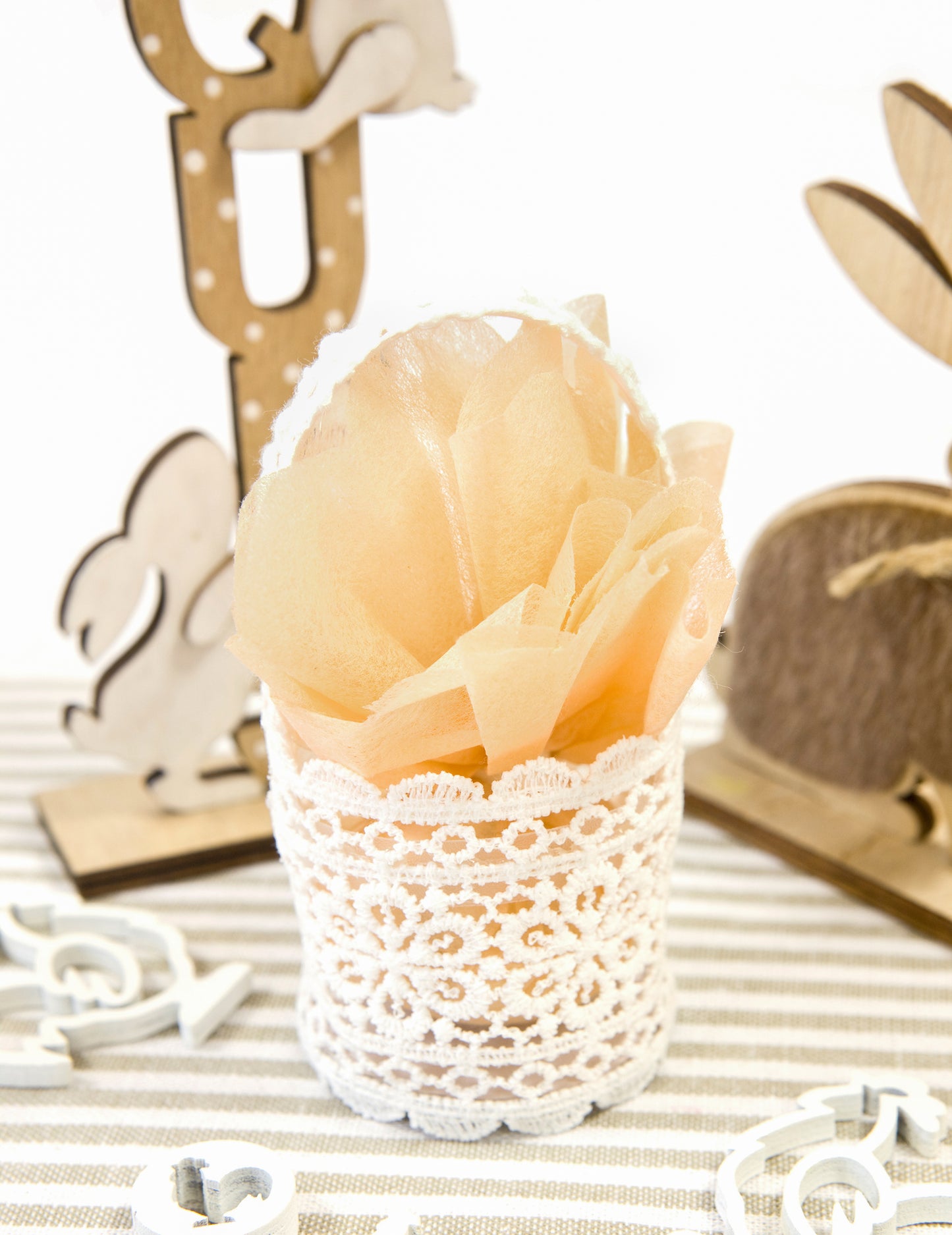 Slonokoščena čipkasta košarica 11 x 5 cm z ročajem