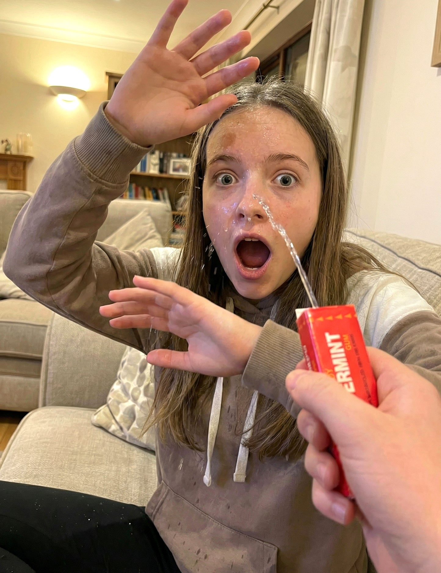 Paquet de chewing-gum lance eau farces et attrapes pour enfant et adulte rouge