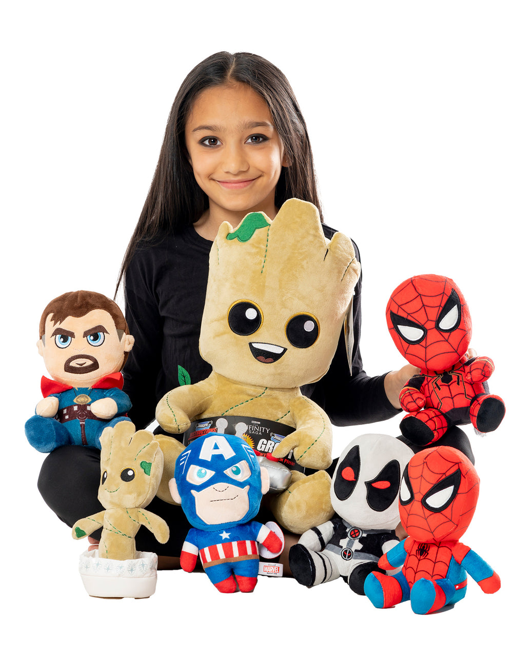 Mise en situation avec un enfant de la peluche Spider-man classique