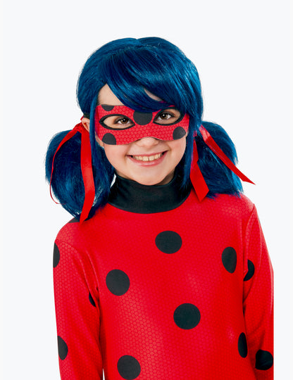 Gros plan de face de la perruque Ladybug™ pour fille