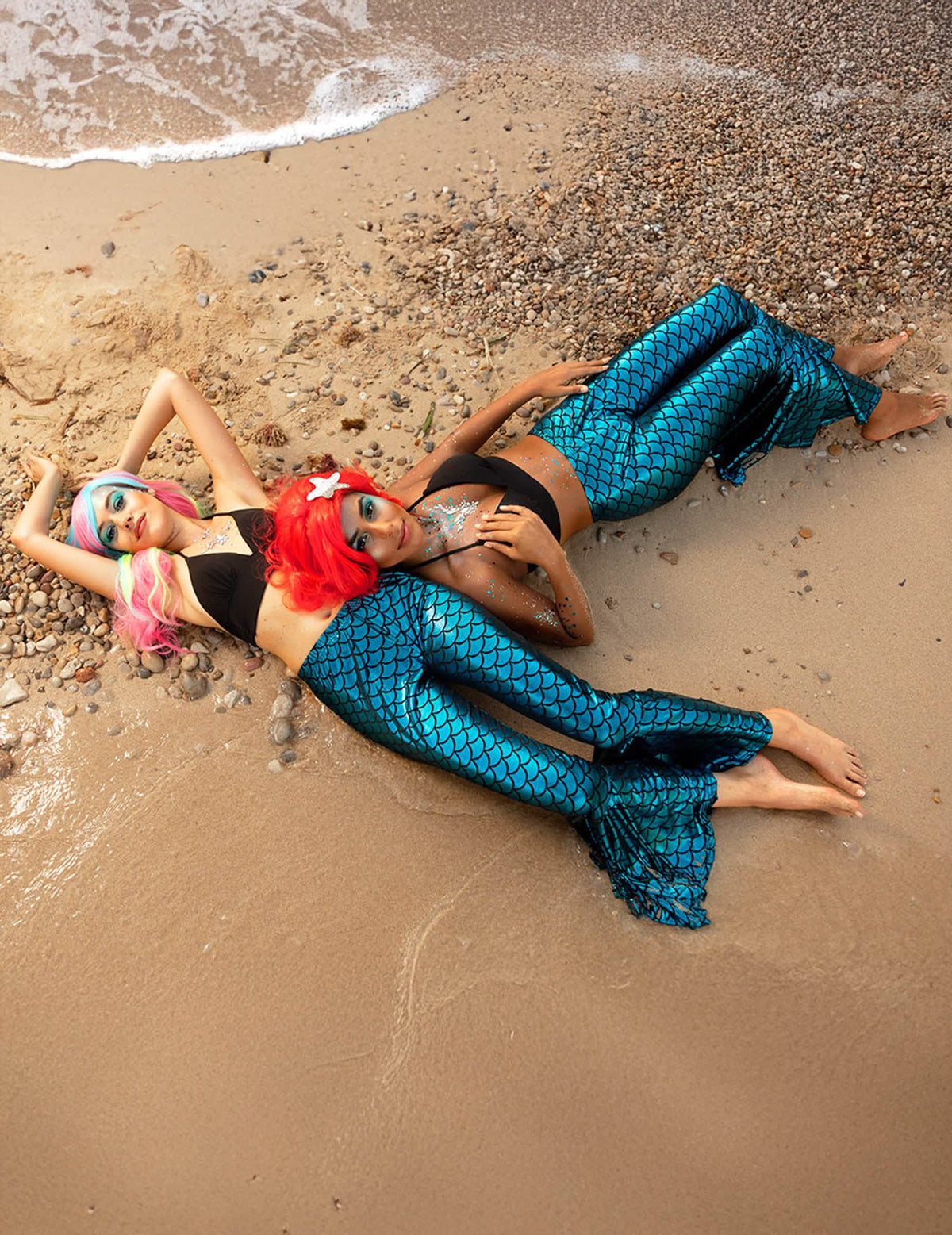 Pogled od zgoraj na pesek rdeče lasulje morske deklice z morsko zvezdo za odrasli