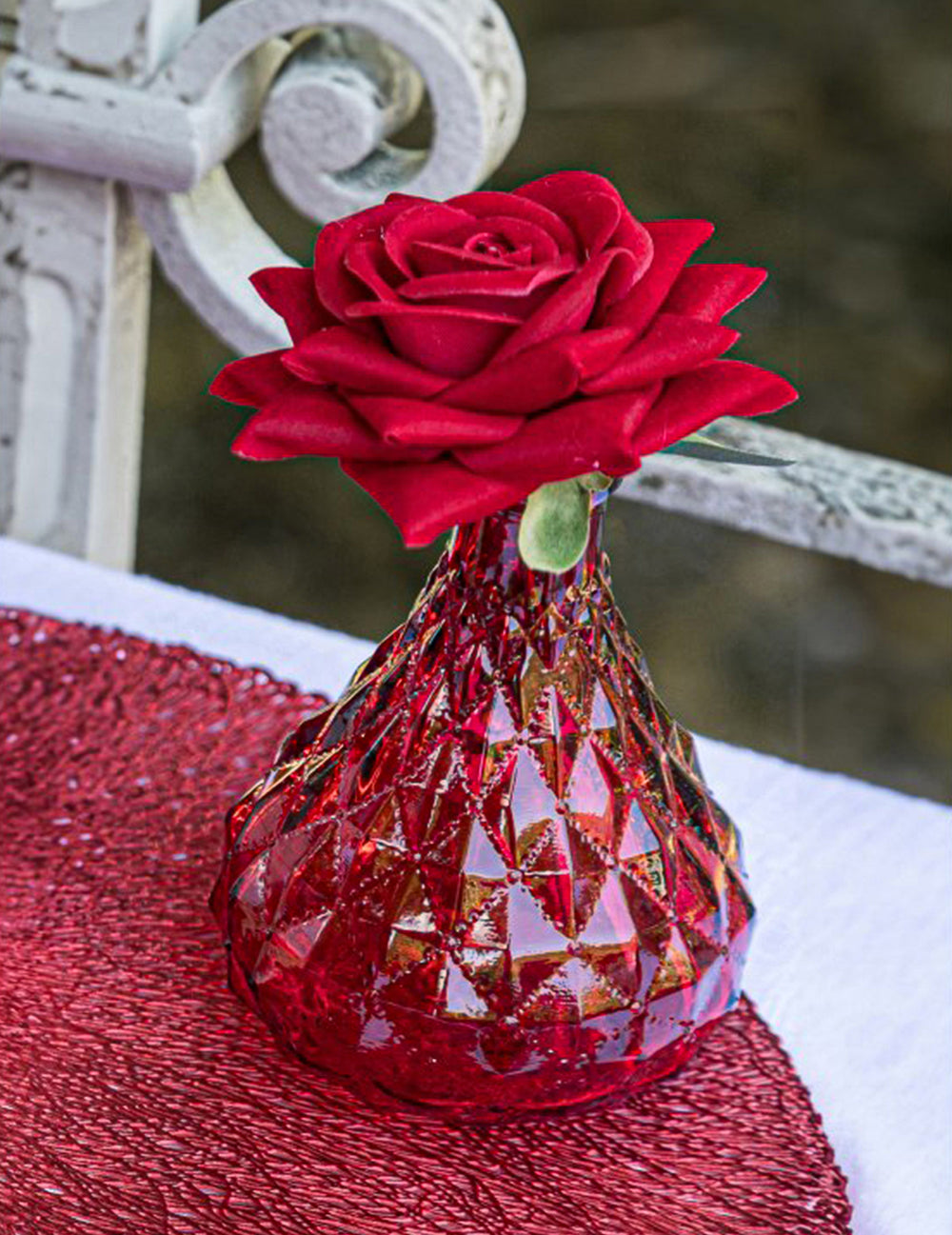 Détail de la rose rouge du vase vintage pour décoration de table