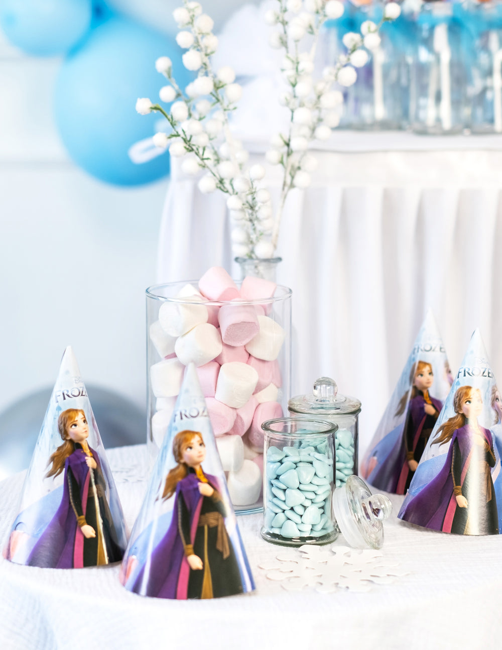 Mise en situation de la bonbonnière confiseur pour candy bar remplie de bonbons bleus