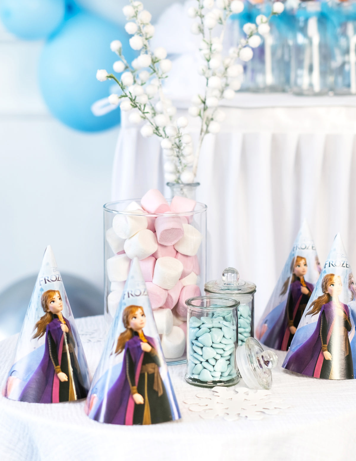 Mise en situation de la bonbonnière confiseur pour candy bar remplie de bonbons bleus