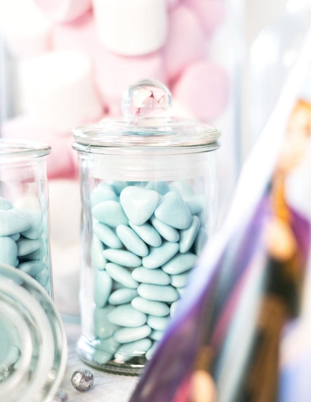 Gros plan sur le couvercle de la bonbonnière confiseur pour candy bar