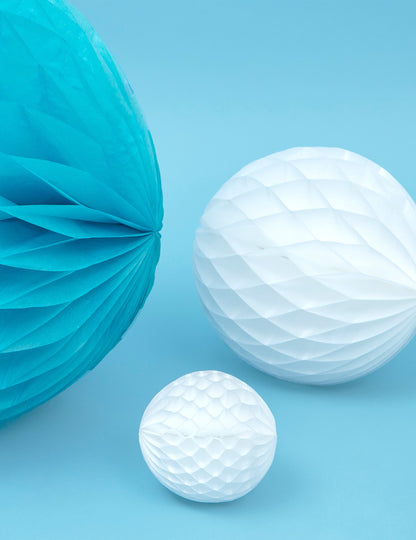 Comparaison de tailles et de coloris de la boule en papier alvéolé pour déco de fête