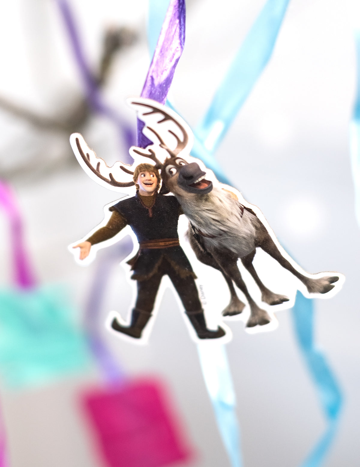 Détail de Kristoff et Sven attachés à un ruban de la Piñata La Reine des Neiges